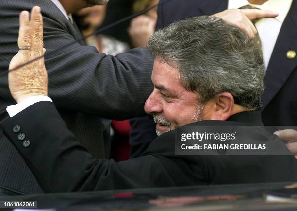 Brazil's President-elect Luiz Inacio Lula Da Silva waves as he leaves city hall in Buenos Aires, Argentina 02 December 2002. El presidente electo de...