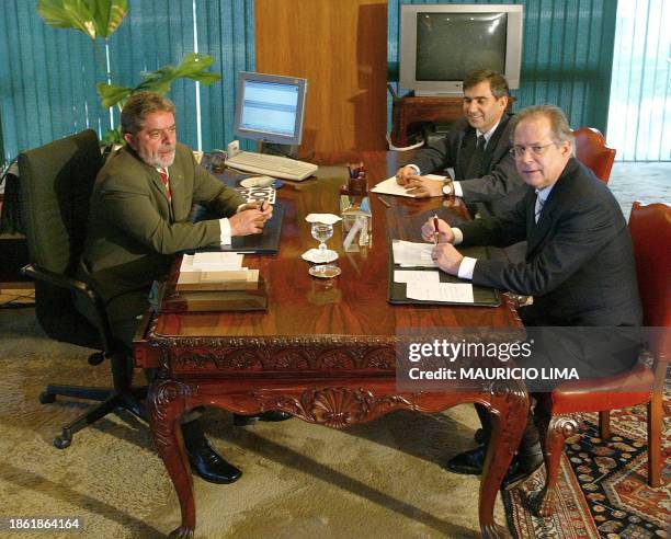 Brazilian President Luiz Inácio Lula da Silva is seen meeting with unidentified officials in Brasilia, Brazil 02 January 2002. Luiz Inácio Lula da...