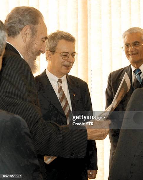 Cuban President Fidel Castro speaks with religious leader Frei Betto in Brasilia, Brazil 02 January 2002. El presidente cubano Fidel Castro recibe en...