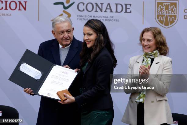 December 19 Mexico City, Mexico: El presidente de Mexico, Andres Manuel Lopez Obrador le entrega el Premio Nacional del Deporte 2023 a la juez...