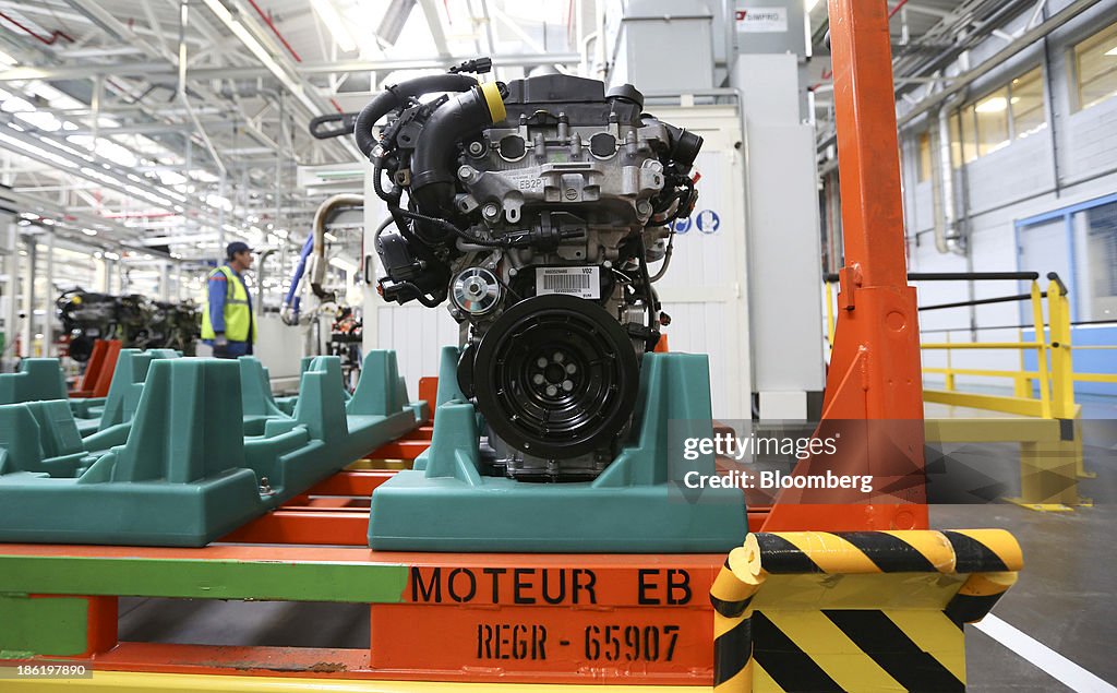 Psa Eb Engine A completed three cylinder EB Turbo PureTech engine, produced by PSA ...