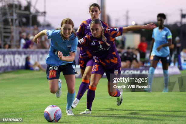 Maddie Caspers of Sydney FC controls the ball under pressure from Isobel Dalton of the Glory during the A-League Women round eight match between...