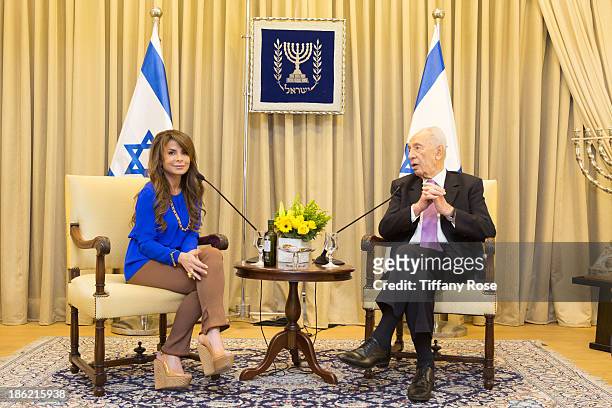 Paula Abdul visits with the President of Israel Shimon Peres at his estate on October 29, 2013 in Jerusalem, Israel.
