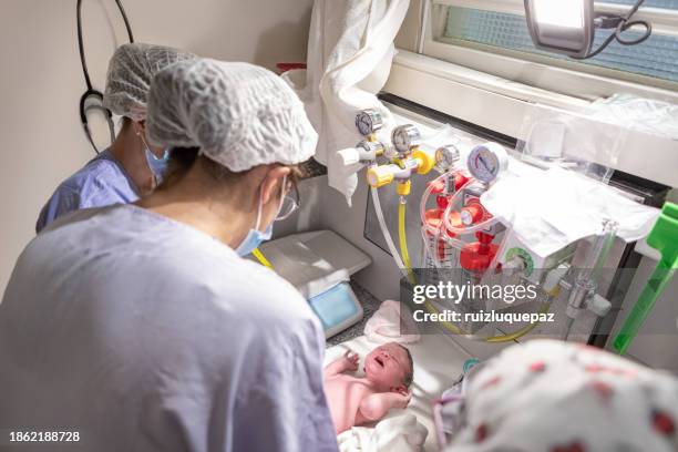 neonatal medical control of a newborn baby - children's hospital stock pictures, royalty-free photos & images