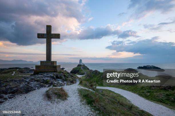 llanddwyn island, newborough, anglesey, north wales - religiöses symbol stock-fotos und bilder