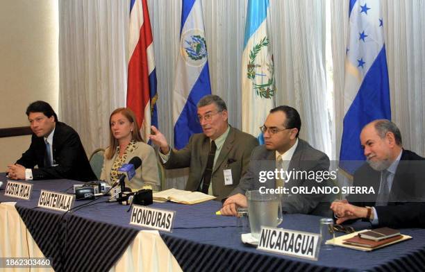 Los negociadores Eduardo Ayala de El Salvador , Anabel Gonzalez de Costa Rica, Salomón Cohen de Guatemala, Melvin Redondo de Honduras y Carlos...