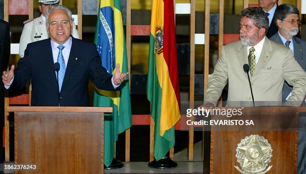 Bolivian President Gonzálo Shánchez de Lozada speaks while his Brazilian counterpart Luiz Inacio Lula da Silva listens in Brasilia, Brazil 28 April...