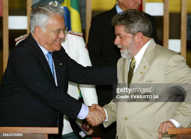Bolivian President Gonzálo Shánchez de Lozada greets his Brazilian counterpart Luiz Inacio Lula da SIlva in Brasilia, Brasila 28 April 2003. Gonzálo...