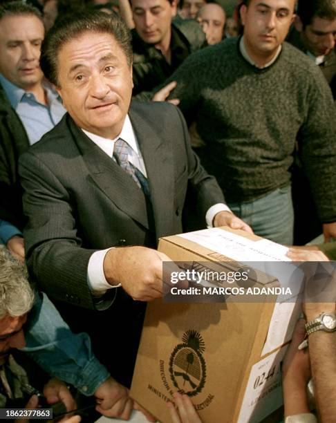 President of Argentina Eduardo Duhalde casts his vote 27 April 2003 at a school in Lomas de Zamora, in Buenos Aires, during the preliminary rounds of...