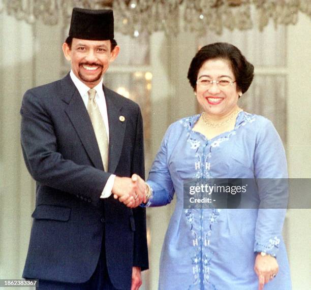 Indonesian President Megawati Sukarnoputri shakes hand with Brunei Sultan Hassanal Bolkiah at the Presidential Palace in Jakarta, 08 April 2003,...