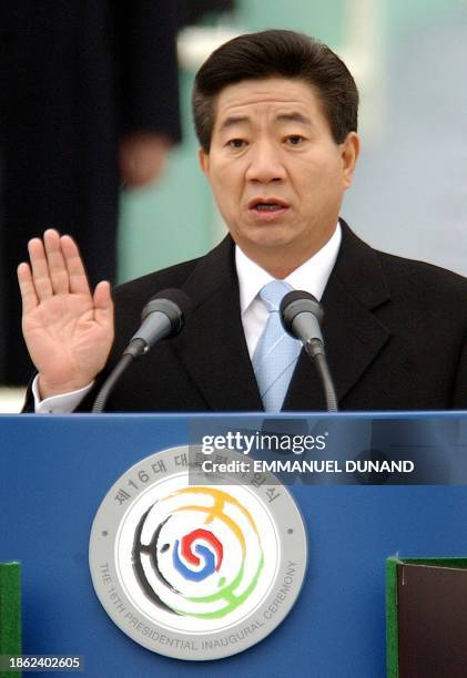 South Korean President Roh Moo-Hyun takes his oath of office, 25 february 2003 during a swear in ceremony outside South Korea's National Assembly...