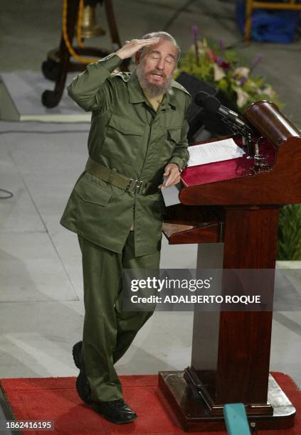 President Fidel Castro makes a face as technical problems prevent him from continuing his speech in La Habana, Cuba. El presidente cubano Fidel...