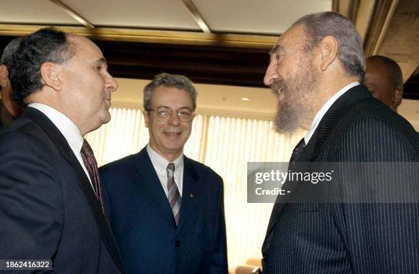 Cuban President Fidel Castro speaks with the Minister of Education Cristovam Buarque and religios leader Frei Beto in Brasilia, Brazil 02 January...