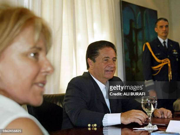 Argentinian President Eduardo Duhalde , and his wife Hilda Duhalde, speak during a cabinet meeting at the Presidential Palace in Buenos Aires, 02...