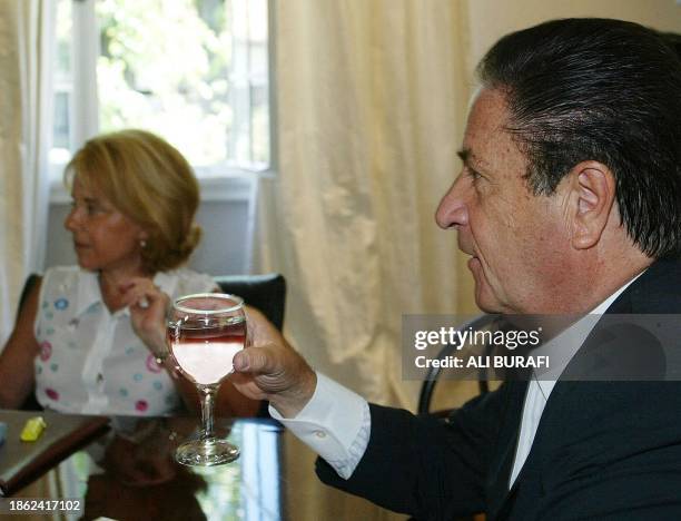 Argentinian President Eduardo Duhalde , and his wife Hilda Duhalde, participate in a cabinet meeting at the Presidential Palace in Buenos Aires, 02...