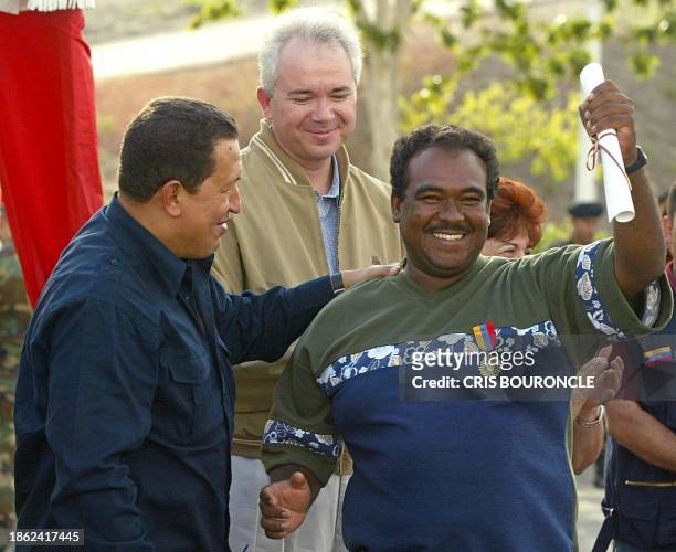Federico Sierra is awarded a medal by Venezuelan President Hugo Chavez 27 December 2002. Federico Sierra saluda a amistades y colegas tras ser...