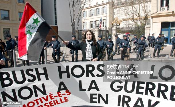 Une lycéennne agite le drapeau irakien, le 20 mars 2003, devant le consulat des Etats-Unis à Marseille, lors d'un rassemblement d'une quarantaine de...