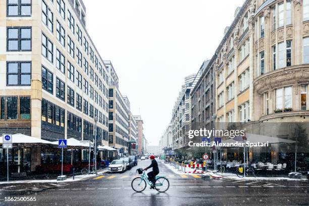 street in mitte district on a snowy day, berlin, germany - punto de fuga fotografías e imágenes de stock