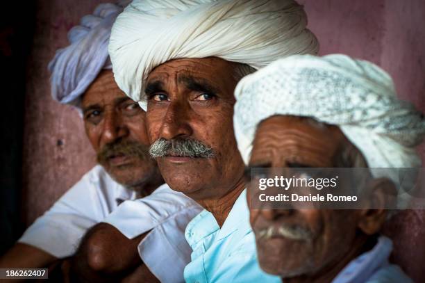 Persone, Composizione orizzontale, Ambientazione esterna, Barba, Baffi, India, Sedersi, Giorno, Pushkar, Costume tradizionale, Cultura indiana,...