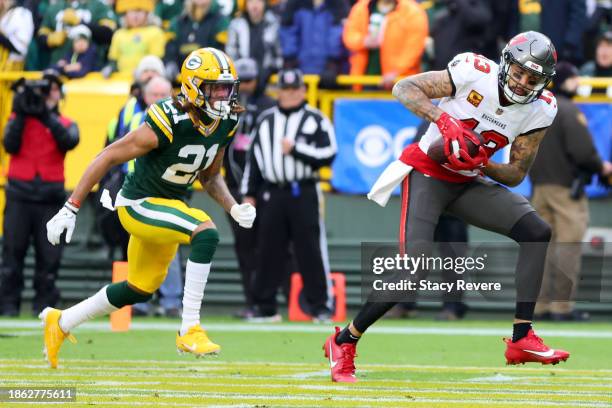 Mike Evans of the Tampa Bay Buccaneers catches a touchdown over Eric Stokes of the Green Bay Packers during the second quarter at Lambeau Field on...