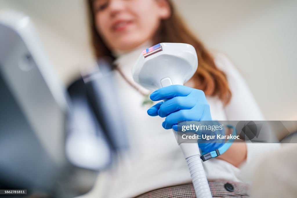 Schönheitsbehandlung in einer professionellen dermatologischen Klinik, Radiofrequenz-Facelifting-Verfahren. Gesichtspflege, Anti-Aging-Gesichtsverjüngung. Radiowellen-Facelifting in einer Kosmetik