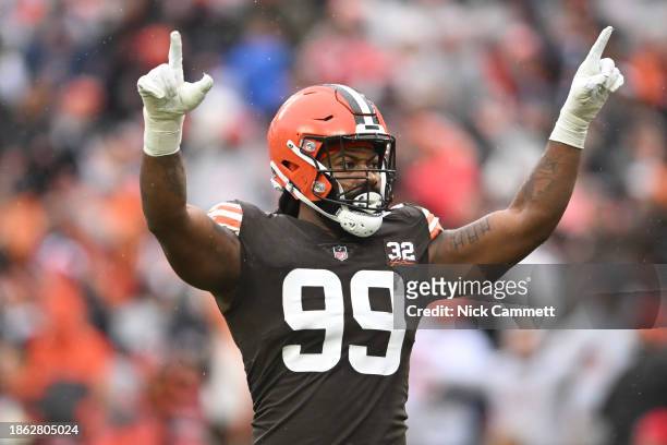 Za'Darius Smith of the Cleveland Browns reacts during the first half of a game against the Chicago Bears at Cleveland Browns Stadium on December 17,...