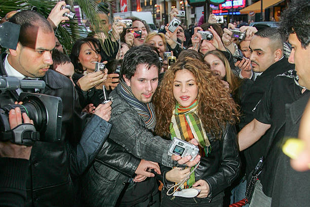 Singer Shakira arrives at the 'Hard Rock Cafe Paris' for the unveiling of the new T-shirt benefit 'Shakiras Fundacion Pies Descalzos' on February 16,...