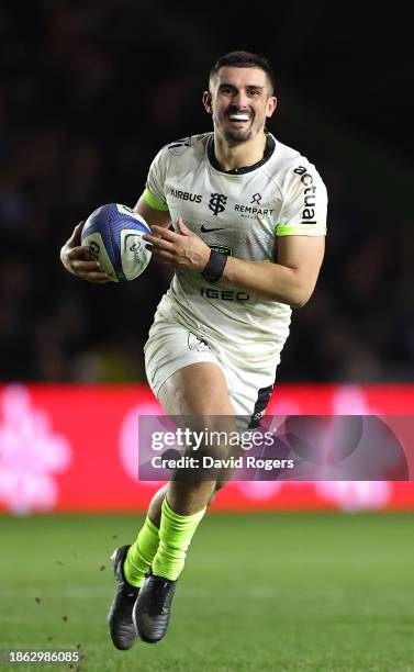 Thomas Ramos of Toulouse runs with the ball during the Investec Champions Cup match between Harlequins and Stade Toulousain at Twickenham Stoop on...