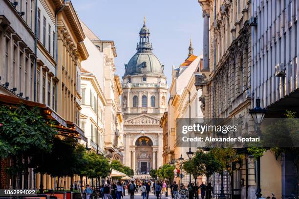 st. stephens's basilica on a sunny day, budapest, hungary - budapeste imagens e fotografias de stock