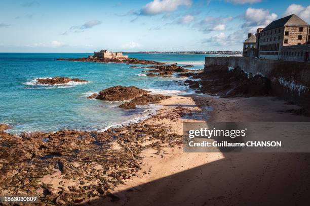 view of the beach and the old town from the ramparts of saint-malo, brittany, france. - サン マロ ストックフォトと画像