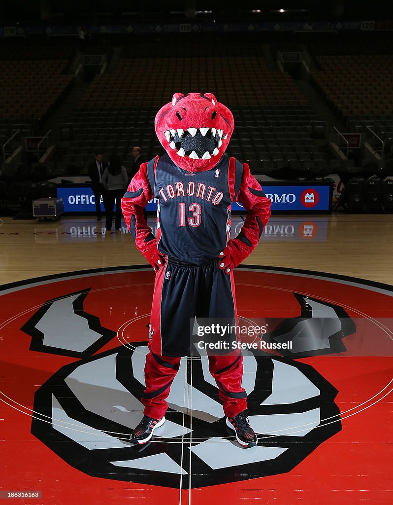 Toronto Raptor Mouse TORONTO, ON- OCTOBER 29 - The Toronto Raptors mascot, The Raptor ...