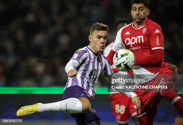 Toulouse's Dutch forward Thijs Dallinga kicks the ball during the French L1 football match between Toulouse FC and Monaco AS at the TFC Stadium in...