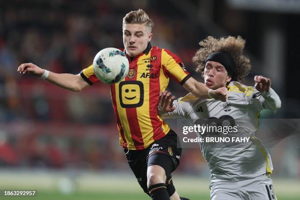 Mechelen's Norman Bassette and Standard's Marlon Fossey fight for the ball during a soccer match between KV Mechelen and Standard de Liege Wednesday...