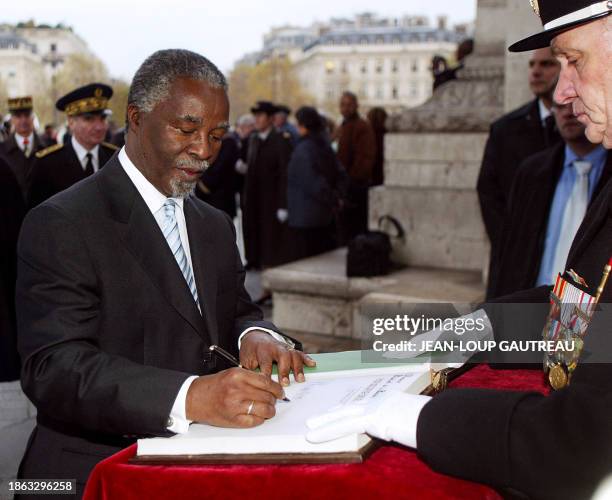 South African president Thabo M'Beki signs the golden book in a wreath-laying ceremony at the Tomb of the Unknown soldier 17 November 2004 in Paris,...