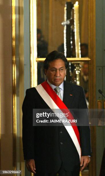 El presidente peruano Alejandro Toledo participa de la ceremonia de juramentación del nuevo Gabinete Ministerial, el 28 de junio de 2003 en el...