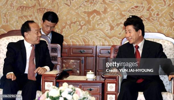 Chinese Foreign Minister Li Zhaoxing meets with South Korean President Roh Moo-Hyun during a meeting at the presidential palace in Seoul, 14 August...