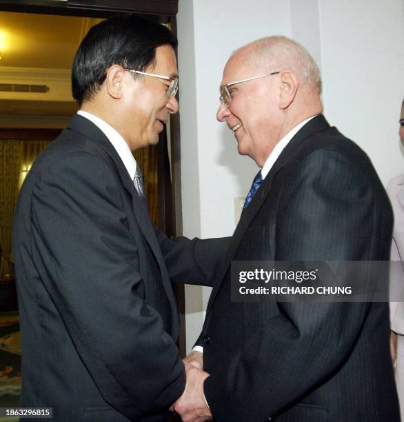 Taiwan President Chen Shui-bian shakes the hand of Nicaragua President Bolanos Geyer in Taipei 20 August 2003, ahead of the fourth annual summit of...