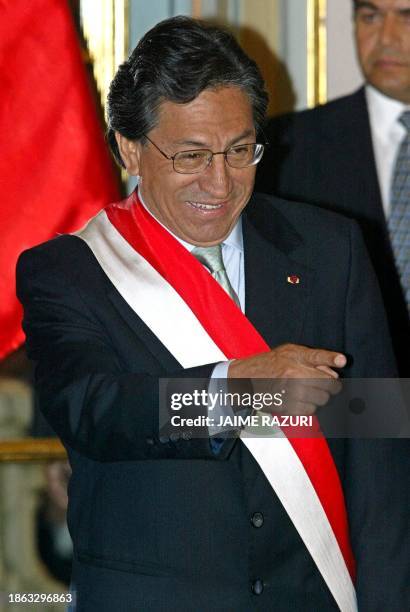 El presidente peruano Alejandro Toledo señala durante la ceremonia de juramentación del nuevo Gabinete Ministerial, el 28 de junio de 2003 en el...