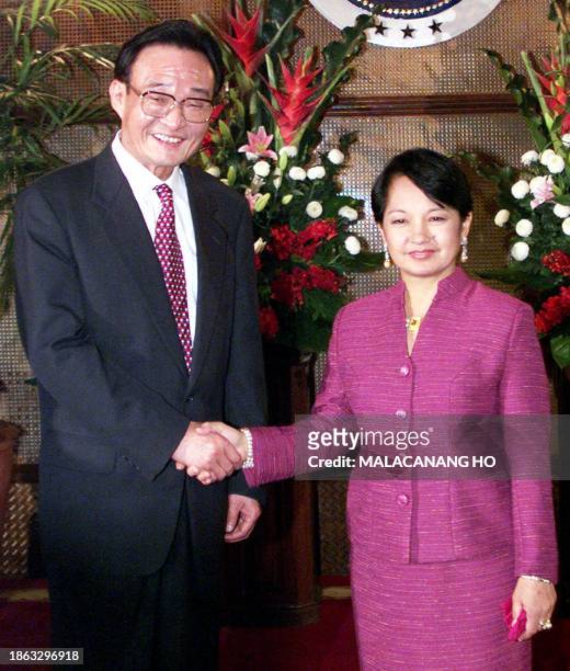 Chinese parliamentary leader Wu Bangguo shakehands with Philippine President Gloria Arroyo at the presidential palace in Malacanang in Manila 30...