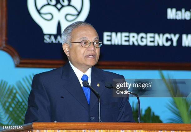 Maldivian President Maumoon Abdul Gayoom speaks at an emergency meeting 29 April 2003 of South Asian health ministers in the Maldivian capital Male...