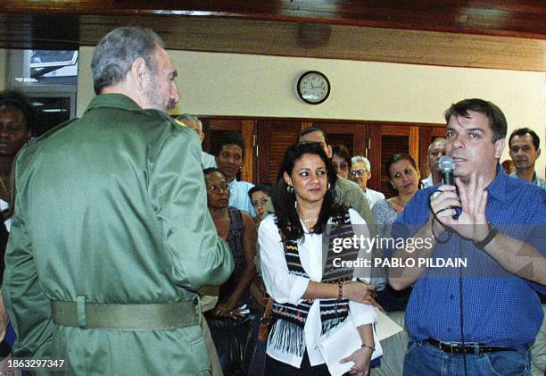 El canciller cubano Felipe Pérez Roque conversa por microfono con la delegación cubana en la ONU el 17 de abril de 2003, en el ministerio de...