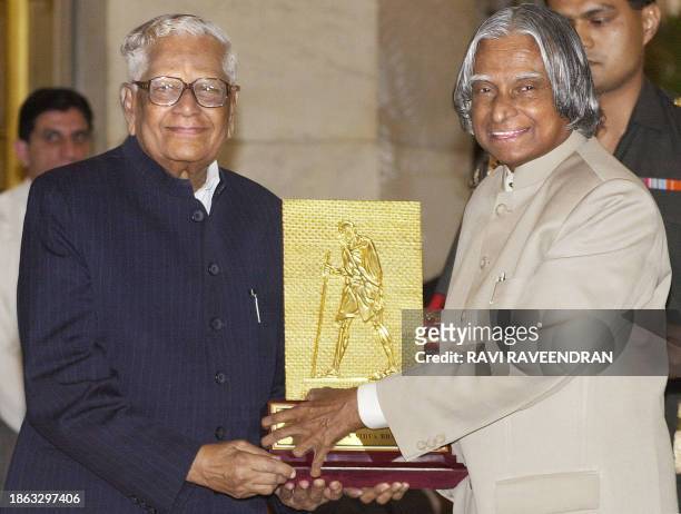 Former Indian president R. Venkatraman receives the Mahatma Gandhi Peace Prize for the year 2002 for the Bharatiya Vidya Bhavan school from President...