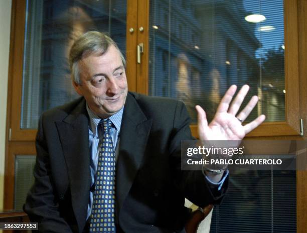 Presidential candidate Néstor Kirchner waves at the TV camera 13 May 2003 in Buenos Aires. AFP PHOTO Pablo CUARTEROLO El candidato presidencial...