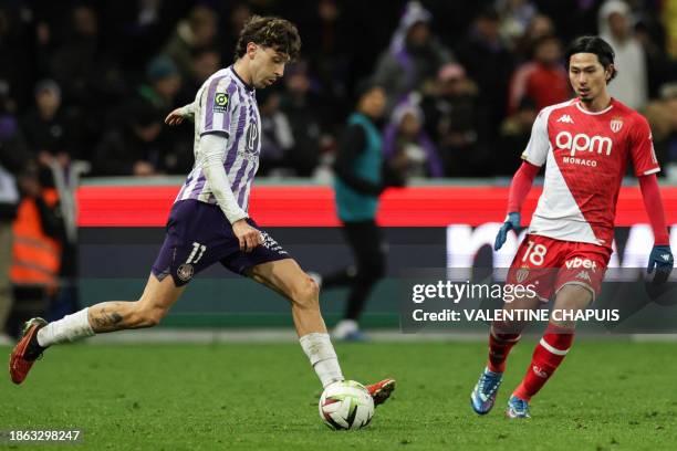 Toulouse's Spanish midfielder Cesar Gelabert runs with the ball during the French L1 football match between Toulouse FC and Monaco AS at the TFC...