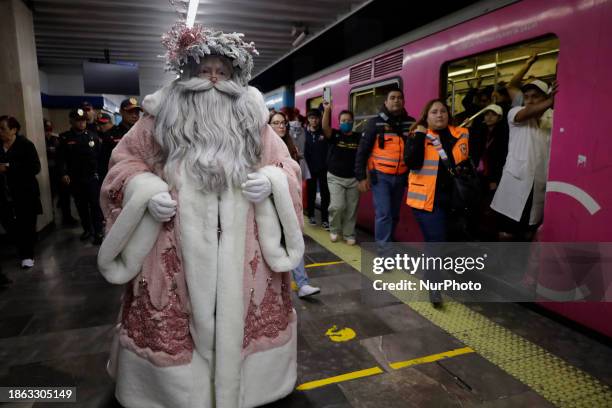 Jose Miguel Moctezuma Gonzalez, a street artist who specializes in human statues and make-up, is traveling around various stations of the Metro...