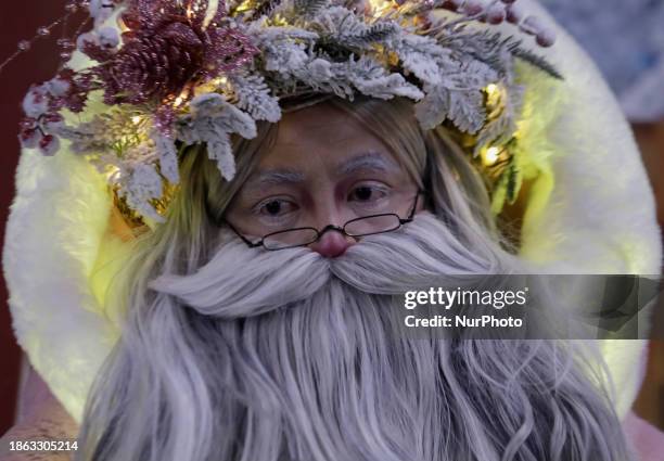 Jose Miguel Moctezuma Gonzalez, a street artist who specializes in human statues and make-up, is traveling around various stations of the Metro...