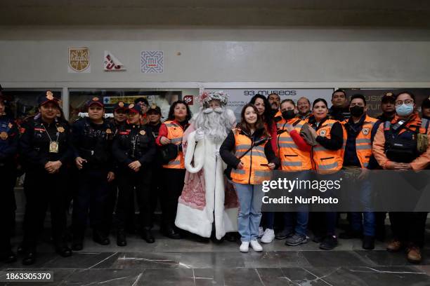 Jose Miguel Moctezuma Gonzalez, a street artist who specializes in human statues and make-up, is posing as Father Christmas and walking through...