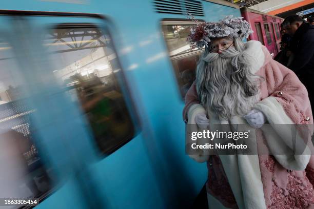 Jose Miguel Moctezuma Gonzalez, a street artist who specializes in human statues and make-up, is traveling around various stations of the Metro...