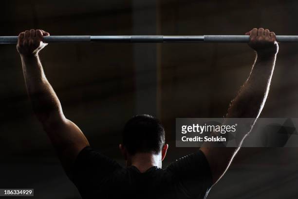 man training in gym gym - weight training 個照片及圖片檔