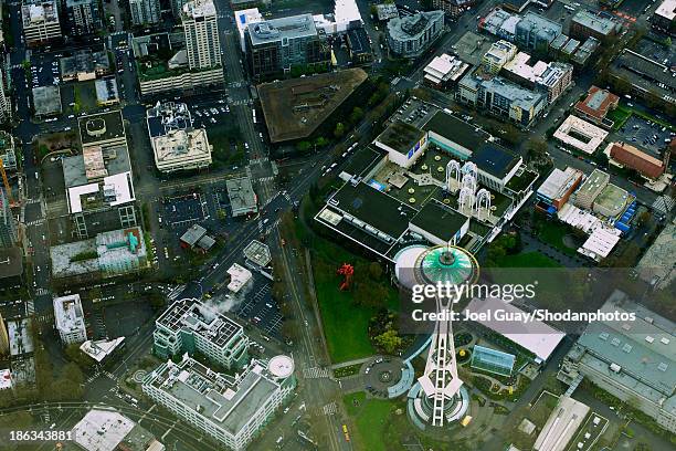 space needle and seattle aerial - seattle center - fotografias e filmes do acervo